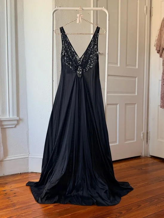 Vintage 70s Olga style 9635 keyhole sleeveless maxi length nightgown black - Picture 1 of 8